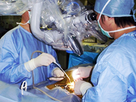 手術用顕微鏡を使用した椎間板ヘルニア摘出術